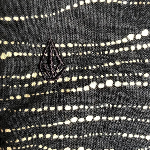 Volcom Men’s Slim Fit Button Front Short Sleeve Shirt - Picture 6 of 9